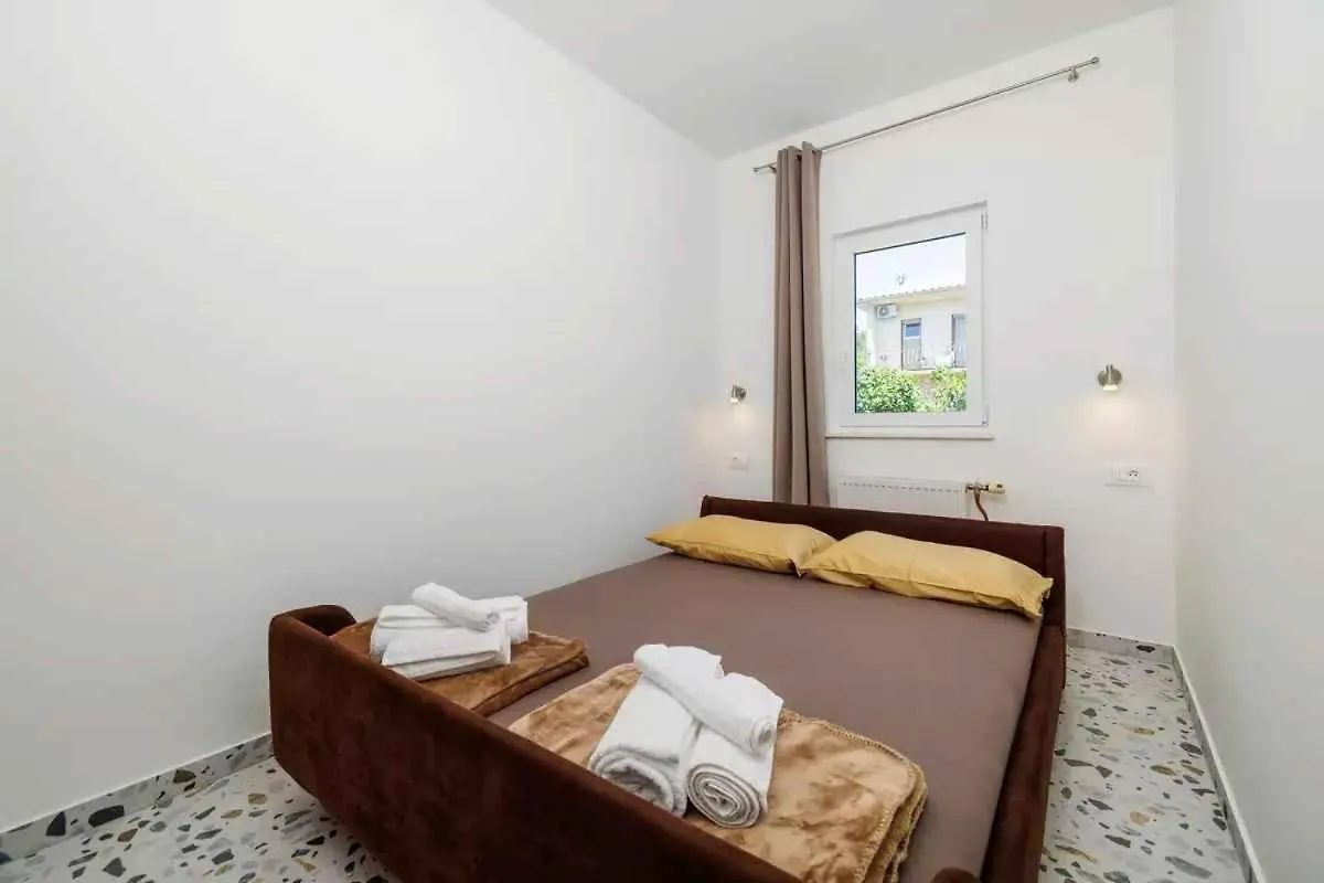 Apartment In Novi Vinodolski 15435